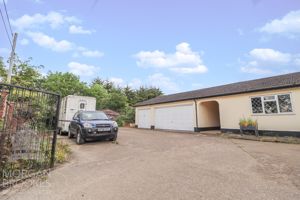 Detached Games Room & Garages- click for photo gallery